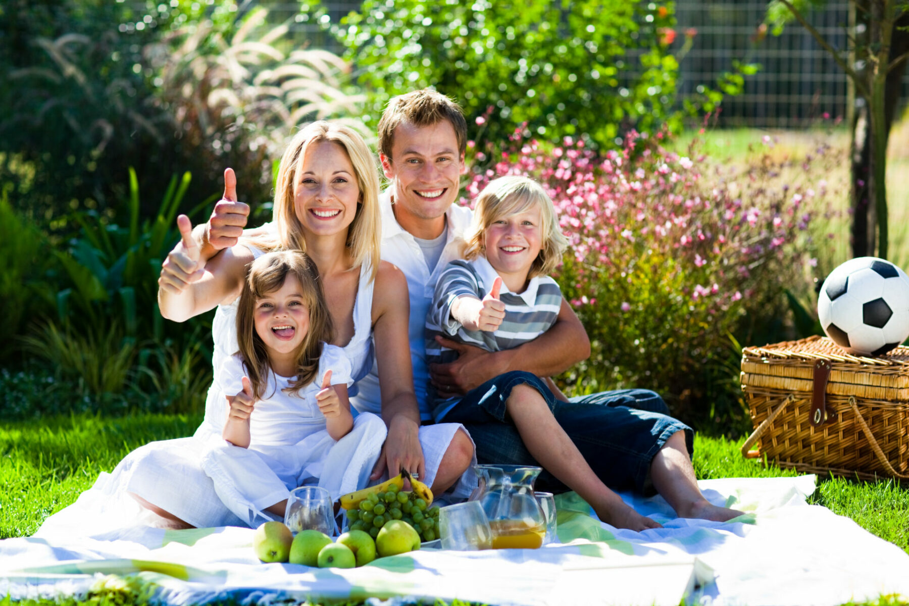 Studio B 07 Photographe Libourne Happy Family Having Picnic With Thumbs Up