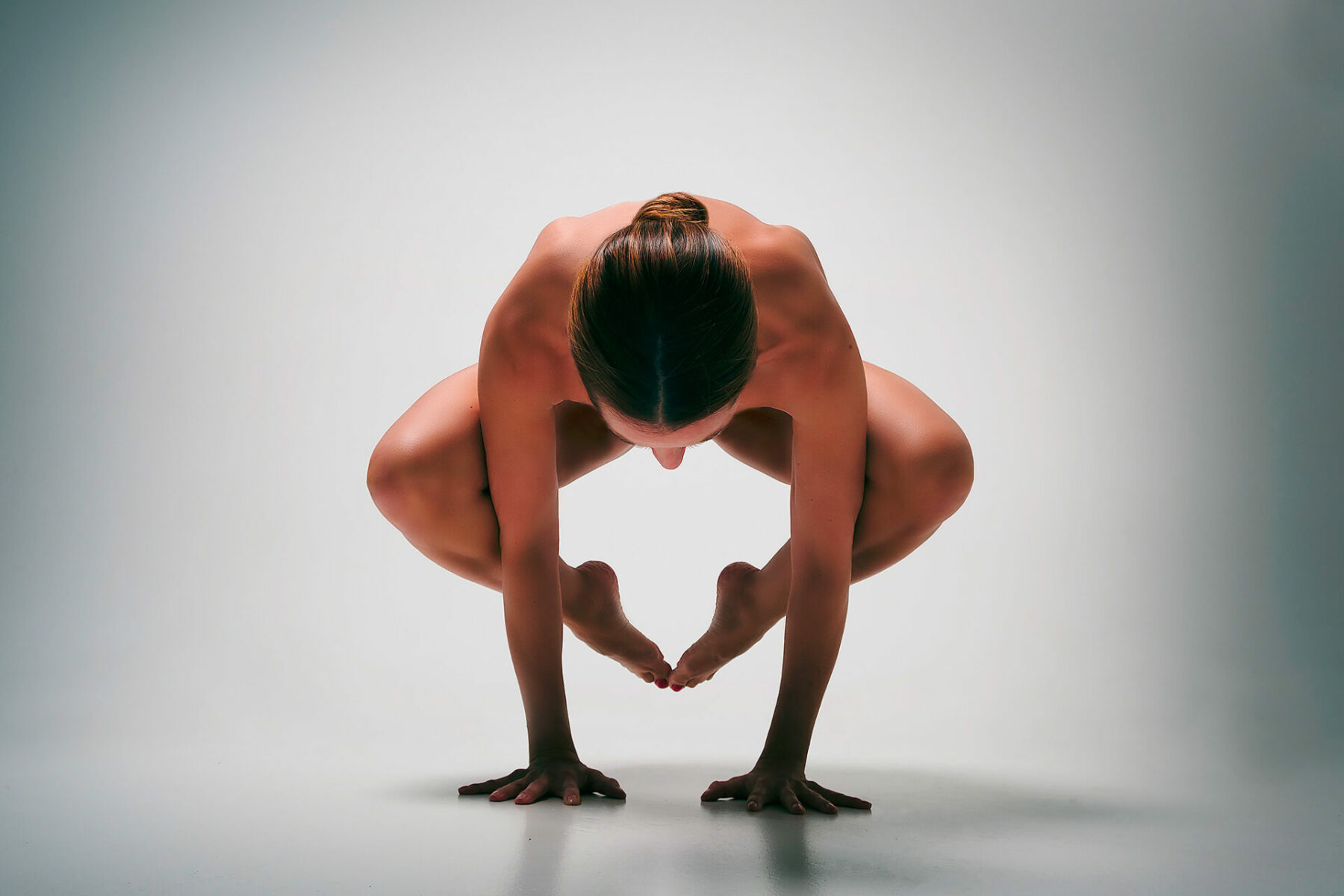 Studio B 07 Photographe Libourne Charming Girl Demonstrates Stretching Yoga Asanas Photo Studio 3
